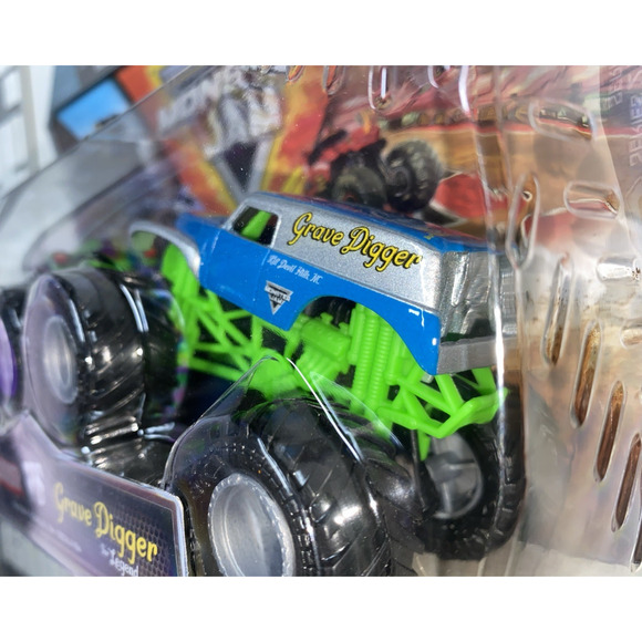Monster Jam 1:64 Scale Grave Digger vs Grave Digger The Legend 2 Pcs Toy Set - Picture 7 of 8